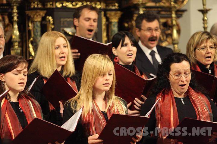 2009.12.12_20.36.12_01.jpg - Sehr entspannt und besonnen sangen die Kirchenchormitglieder beim "Konzert zur Entspannung und Besinnung".  :)