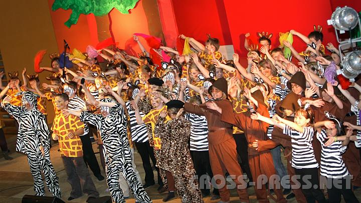 2008.06.12_16.08.51_01.jpg - Ohne Last der Vorurteile lebt's sich glcklicher.  Zebras, Giraffen und Erdmnnchen vereint im gemischten Chor.
