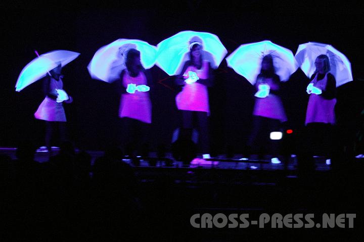 2008.10.31_21.37.31.JPG - Leuchtende Mdchen tanzen zu "Just singin' in the Rain" auf dem Planeten "Einsamkeit".