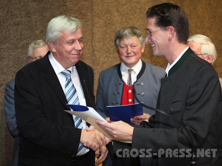 2009.10.25_21.11.13.jpg - LR Mag. Johann Heuras freut sich ber die Urkunde und die "Goldene Frdernadel", die er von Bezirkskapellmeister Ewald Huber berreicht bekommt.