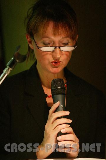 2008.11.14_21.18.41.JPG - Abwechselnd mit dem Autor las Christine Hiebl, langjhriges Mitglied der rtlichen Theatergruppe, aus dem Gedichtband "ausgedacht".