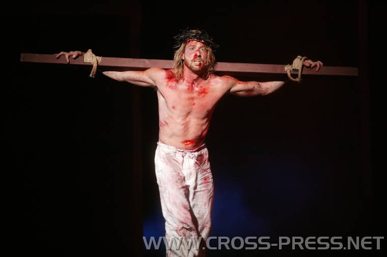 05.07.20_109 Jesus trgt das Kreuz.