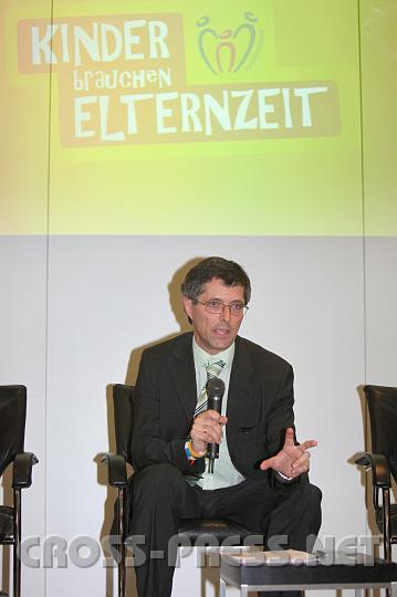 2010.03.22_13.19.20.jpg - Dr. Michael Srs, Landesschulinspektor fr AHS in Wien, bei der Podiumsdiskussion.