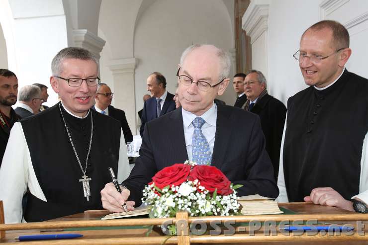 2014.03.27_09.40.34.jpg - EU Ratspäsident Herman van Rompuy trägt sich ins Gästebuch ein.