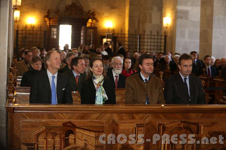 2014.03.27_11.53.20.jpg - Tagungsteilnehmer bei beim Mittagsgebet in der Stiftskirche.