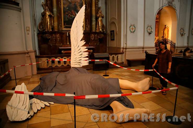 2016.07.08_19.31.40.JPG - Der große Gag am Ende der Ausstellung, den manche Kirchgeher geschmacklos finden: der gefallene Engel.