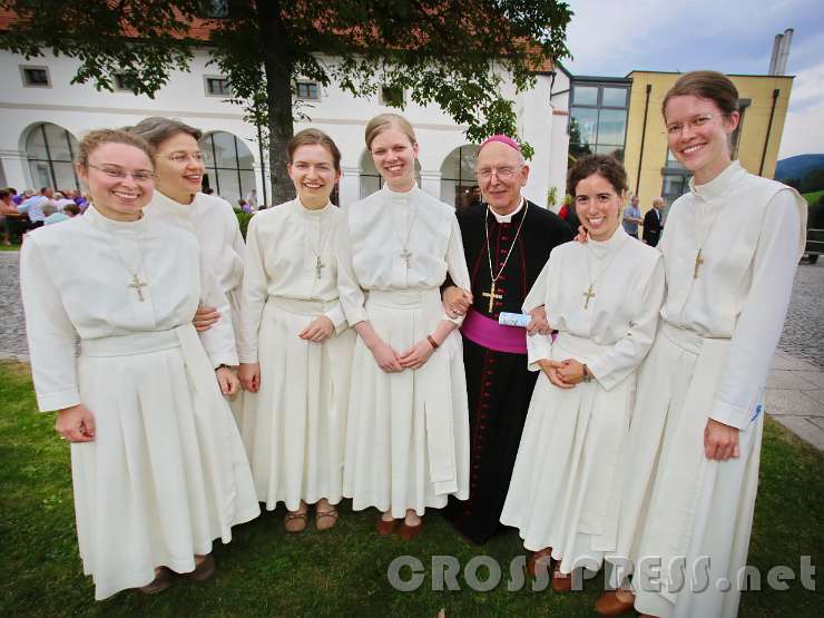 2016.09.04_17.40.33_00.JPG - Schwestern von "Familie Mariens" mit Bischof Klaus Küng.