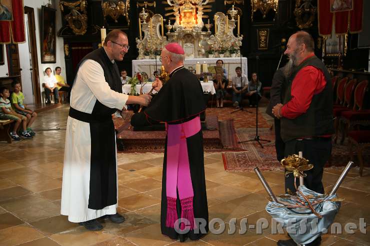 2016.09.04_16.45.11.JPG - Bischof DDr. Klaus Küng verleiht Friedensrose an P.Karl Walner.