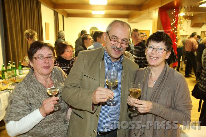 2010.01.08_21.50.09.jpg - Hans Helemann mit Schwester (links) und Gattin genieen den Abend.