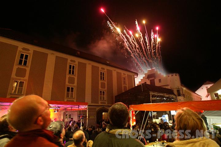 2008.09.27_21.16.07.JPG - Alle Mitfeiernden am vollbesetzten Stadplatz bestaunen das riesige und knalllaute Feuerwerk !
