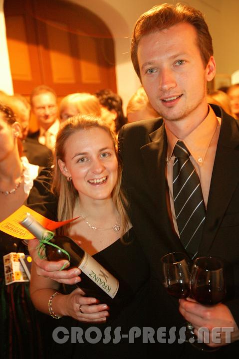 2007.09.22_23.39.21.JPG - Karoline Grubbauer und Christoph Mittermaier freuen sich ber ihren Tombolapreis.