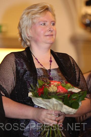 2009.10.24_20.54.29.jpg - Dipl.-Pd. Anita Hochpchler wurde mit einem Blumenstrau geehrt.
