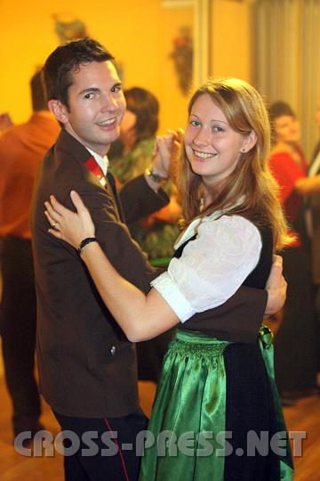 2009.11.14_21.15.22.jpg - Auch Julia Memelauer hlt sich bei der Tanzpartner-Wahl an die Feuerwehr. Hier mit Manuel Gelbenegger.