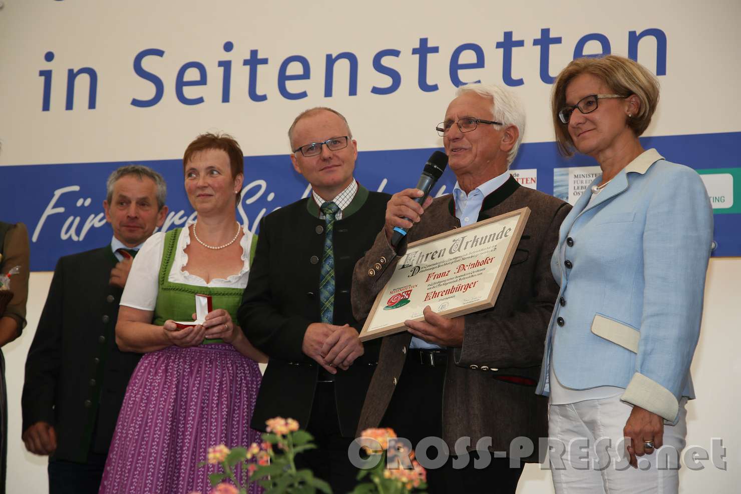2017.07.24_17.59.35.jpg - Altbürgermeister Franz Deinhofer bedankt sich für seine Auszeichnung (links Bgm. Johann Spreitzer, ganz links Vizebgm. Franz Tramberger).