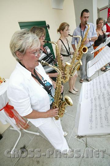 2008.09.06_15.47.07.JPG - Whrend der Schlossschirm "unterging", spielte das Saxophonquintett der Musikschule den Blues.