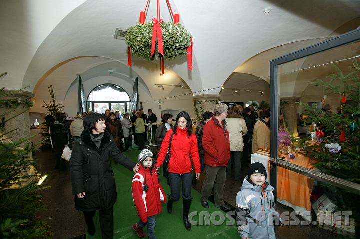 2008.11.30_14.44.00.JPG - Der Weg zum "Advent im Schloss" fhrte durch's Foyer direkt unter dem Adventkranz ...