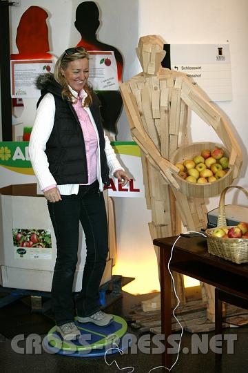 2008.10.18_15.15.43.JPG - Heidelinde Groimayr, gesundheitsbewute Krankenschwester aus Weistrach, macht am Fittnesstestgert einen Steptanz.  Als Belohnung bietet der "Holzbauer" von der Landesausstellung seine Mostviertler pfel an.