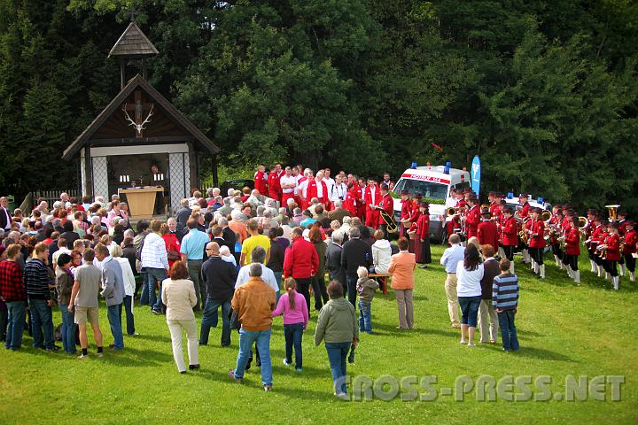 2009.07.19_15.29.36.jpg - An die 250 Menschen, eine Landtagsabgeordnete und sechs Brgermeister kamen zur feierlichen Segnung der neuen Einsatzfahrzeuge.