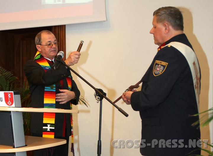 2010.03.12_14.08.08a.jpg - Pfarrer Anton Schuh segnet das Kruzifix fr die neue Polizeiinspektion.
