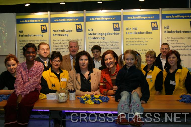 06.11.05_039 Familien-LR Mag. Johanna Mikl-Leitner (Mitte rechts) mit Mitarbeitern des N Familienreferats.