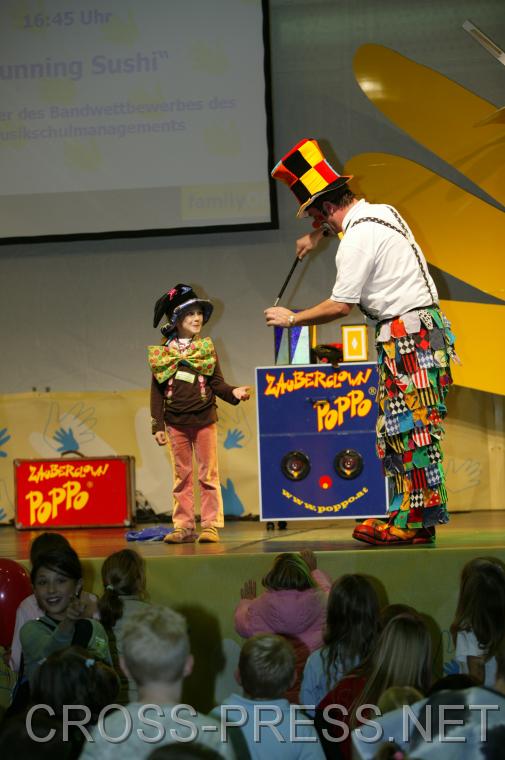 06.11.05_268 Zauberspa mit Zauberclown Poppo. Die kleine Assistentin ist keine Profi-Zauberin, sondern eine Freiwillige aus dem Publikum.  http://poppo.at