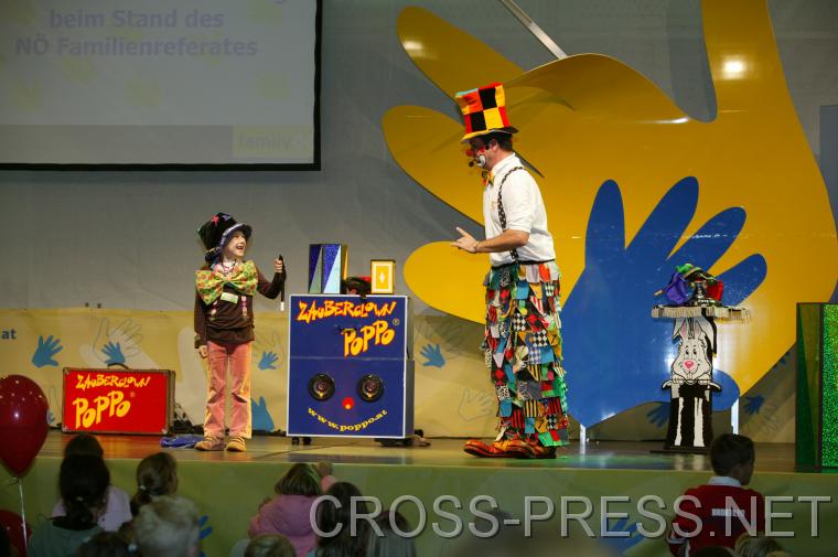 06.11.05_273 Zauberspa mit Zauberclown Poppo. Die kleine Assistentin ist keine Profi-Zauberin, sondern eine Freiwillige aus dem Publikum.  http://poppo.at