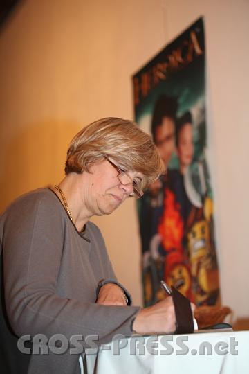 2011.11.24_18.09.15.jpg - LR Barbara Schwarz trug sich ins Gästebuch des Spielefestes ein.