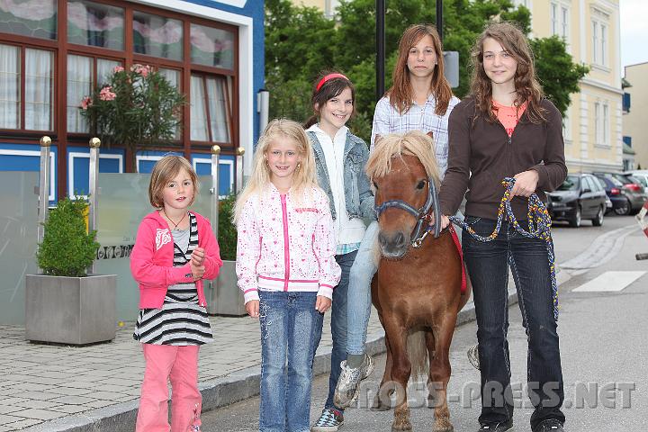 2009.06.20_18.55.47.jpg - Mini-Barbies mit ihrem Little-Pony. :)