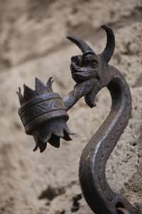 1. kroatische Votiv-Radwallfahrt nach Rom Fackelhalter aus Eisen in Form eines kleinen Drachen an Außenmauer.