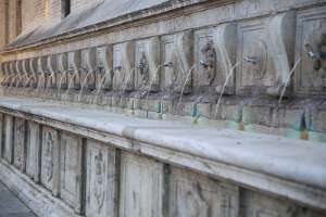 1. kroatische Votiv-Radwallfahrt nach Rom Brunnen entlang der Mauer von Santa Maria degli Angeli. (Portiunkula)