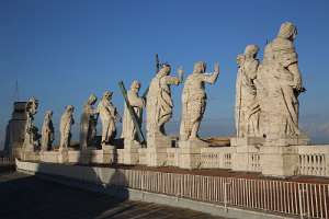1. kroatische Votiv-Radwallfahrt nach Rom Statuen von Jesus und der Apostel.