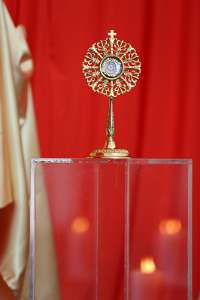 JungFamilienTreffen 2012 Die Reliquie des seligen Johannes Paul II. stand im Anbetungszelt unterhalb des Altarsakramentes.