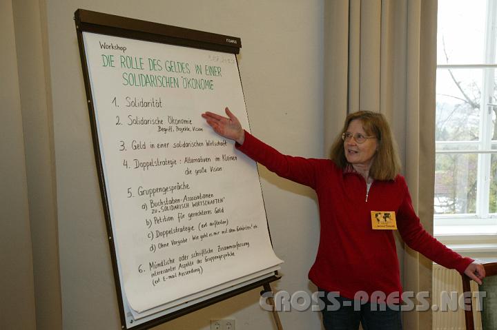 2008.10.24_14.33.52.JPG - Dr. Marianne Schallhas von der ARGE "Gerecht Wirtschaften" erklrte die "Rolle des Geldes in einer solidarischen konomie".