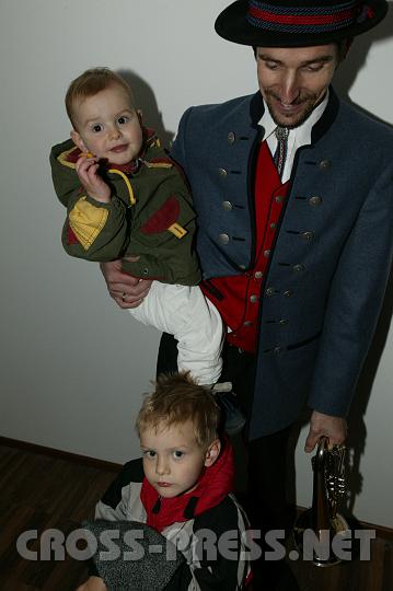 2008.11.14_15.07.12.JPG - Jakob und Michael mit ihrem Papa.