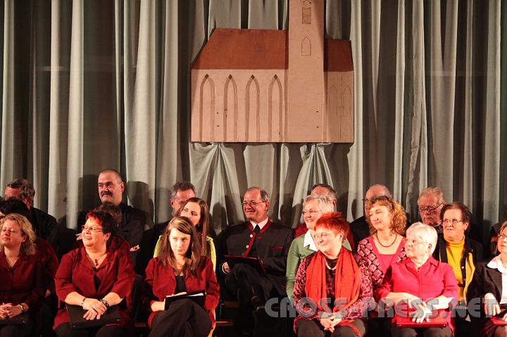 2009.02.14_21.40.04.jpg - Pfarrer Anton Schuh sang beim Benefizkonzert selbst im Kirchenchor mit.