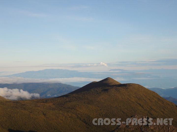 2-10 Turrialba.JPG - Blick vom Cerro Chirripó auf den rauchenden Vulkan Turrialba.