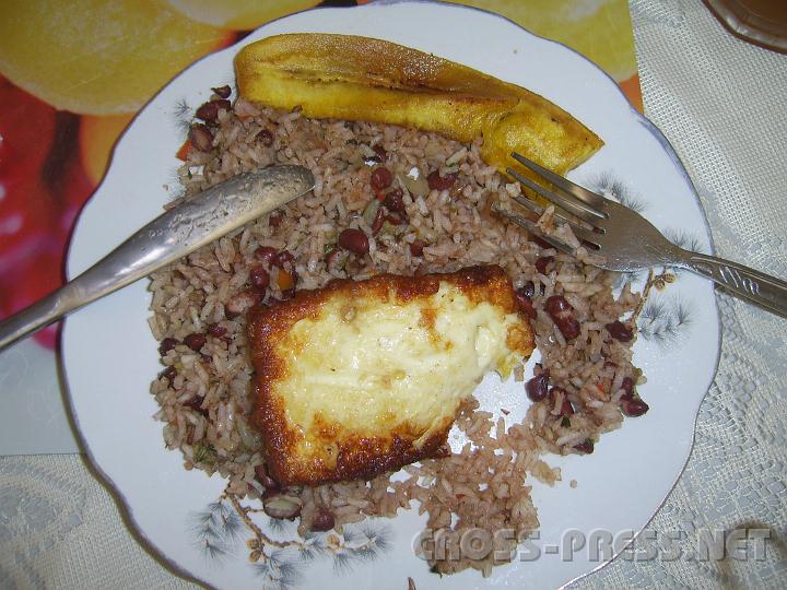 5-04 Reis und Bohnen; 1000-mal im Jahr in Longo Mai.JPG - Reis und Bohnen mit Bananen ist ein alltägliches Gericht in Costa Rica, und das 3 Mal am Tag.