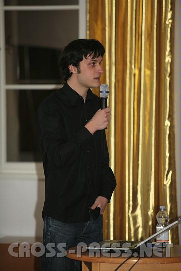 2011.02.25_19.37.04.jpg - Anton Maurer bei seinem Vortrag im Schloss.