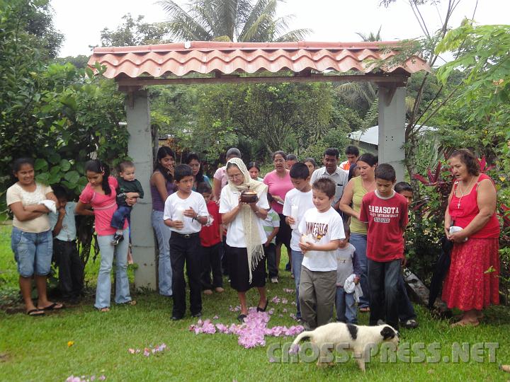 3-41 Religion.JPG - Fronleichnamsprozession.  Das Glaubensleben ist in Costa Rica viel lebendiger als in Österreich, bei Gottesdiensten wird viel gesungen, musiziert und getanzt.   In den Familien wird Rosenkranz  gebetet.