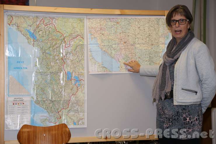 2014.11.12_20.39.36.jpg - Frau Naderer erklÃ¤rt anhand der Landkarte, wohin die Waren gebracht werden.