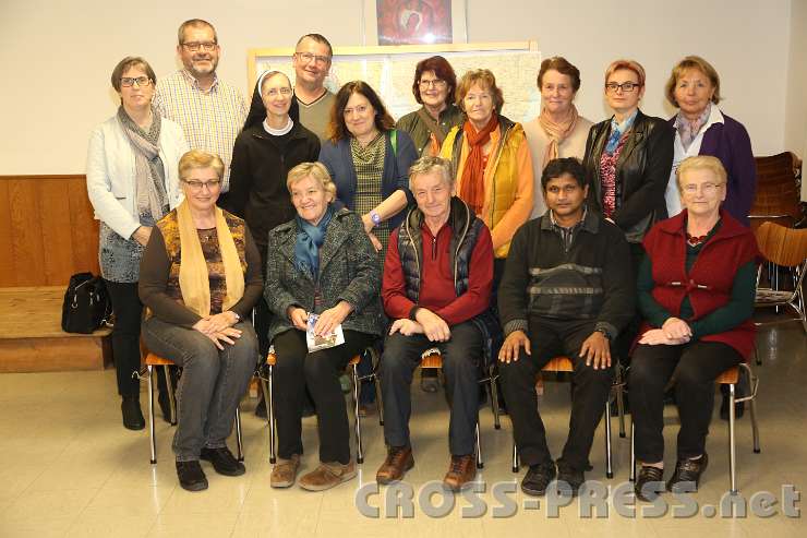 2014.11.12_22.27.12.jpg - Gruppenfoto mit Organisatorin Hermi Naderer und einigen der vielen Helfer sowie dem St. Peterer Pfarrer Peter Yeddanapalli nach dem Vortrag.