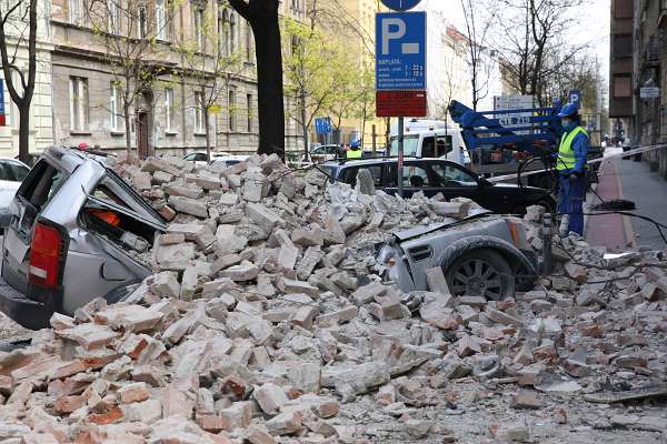 Potres / Erdbeben / Earthquake in Zagreb, Croatia Ein völlig verschüttes PKW.
