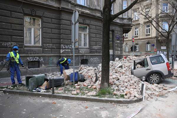 Potres / Erdbeben / Earthquake in Zagreb, Croatia Ein völlig verschüttes PKW.