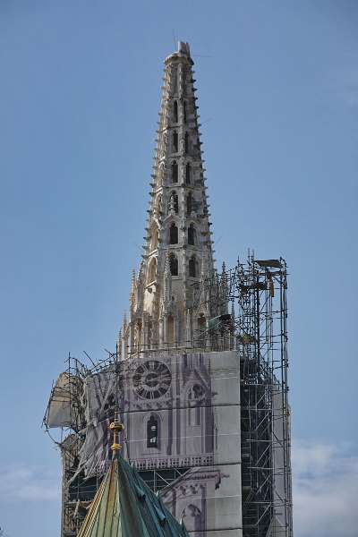 Potres / Erdbeben / Earthquake in Zagreb, Croatia Glockenturm des Domes mit gebrochener Spitze.