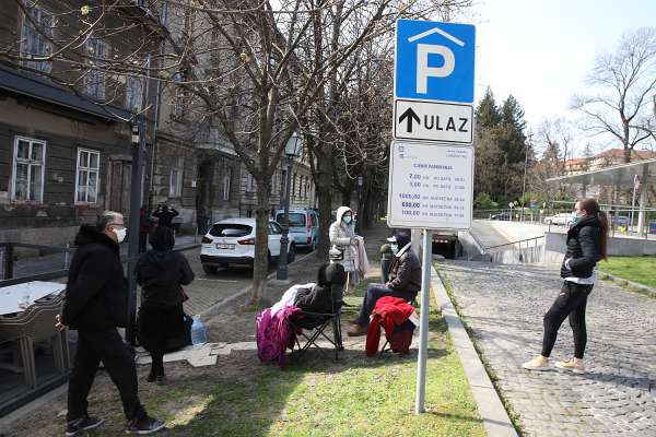 Potres / Erdbeben / Earthquake in Zagreb, Croatia Menschen, wessen Heuser zu stark beschädigt sind um noch bewohnbar zu sein, kampieren auf der Straße.