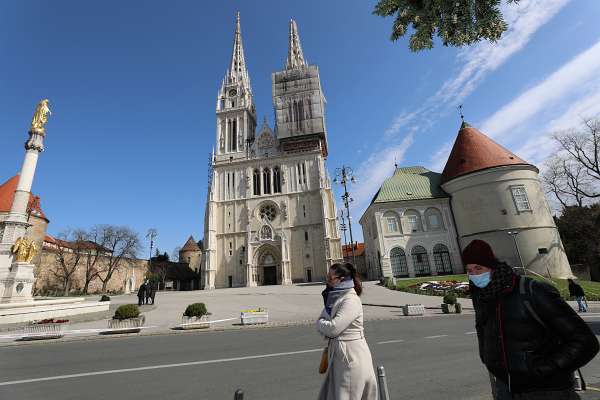 Potres / Erdbeben / Earthquake in Zagreb, Croatia Von Erdbeben beschädigter Dom, Menschen mit Mundschutz.