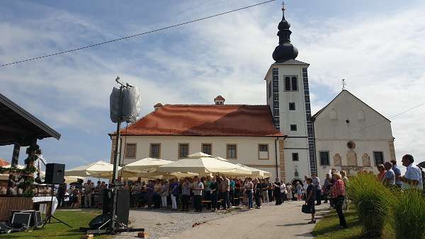 Velika Gospa u Kamenskom Sv.Misa ispred samostana. Festmesse vor Paulinerkloster.