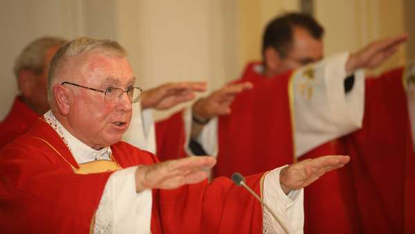 GedenkTag zum sel. Kardinal Stepinac in seiner Pfarre Herabrufen des Heiligen Geistes auf die Firmlinge.