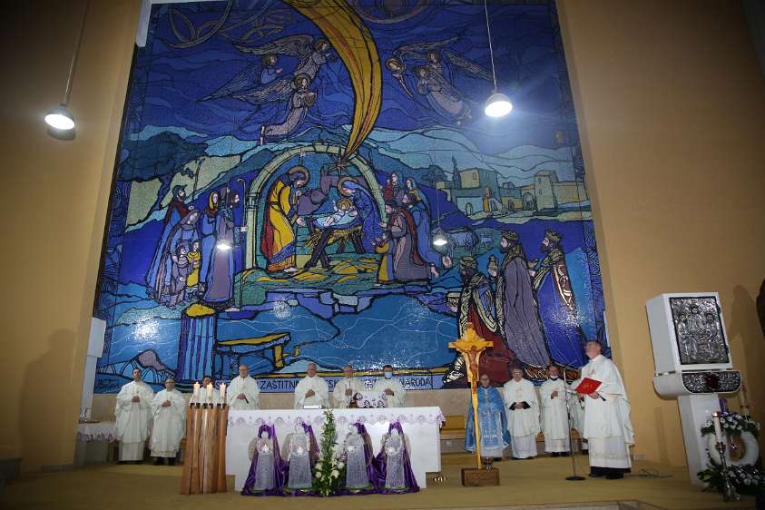 Biskup Mijo Gorski je blagoslovio novi mozaik u Nac. Svetištu sv. Josipa Rektor mons. Anton Sente pozdravlja biskupa i nazočne.