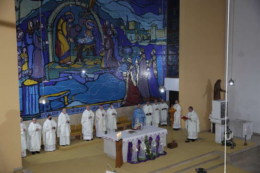 Biskup Mijo Gorski je blagoslovio novi mozaik u Nac. Svetištu sv. Josipa Rektor mons. Anton Sente pozdravlja biskupa i nazočne.